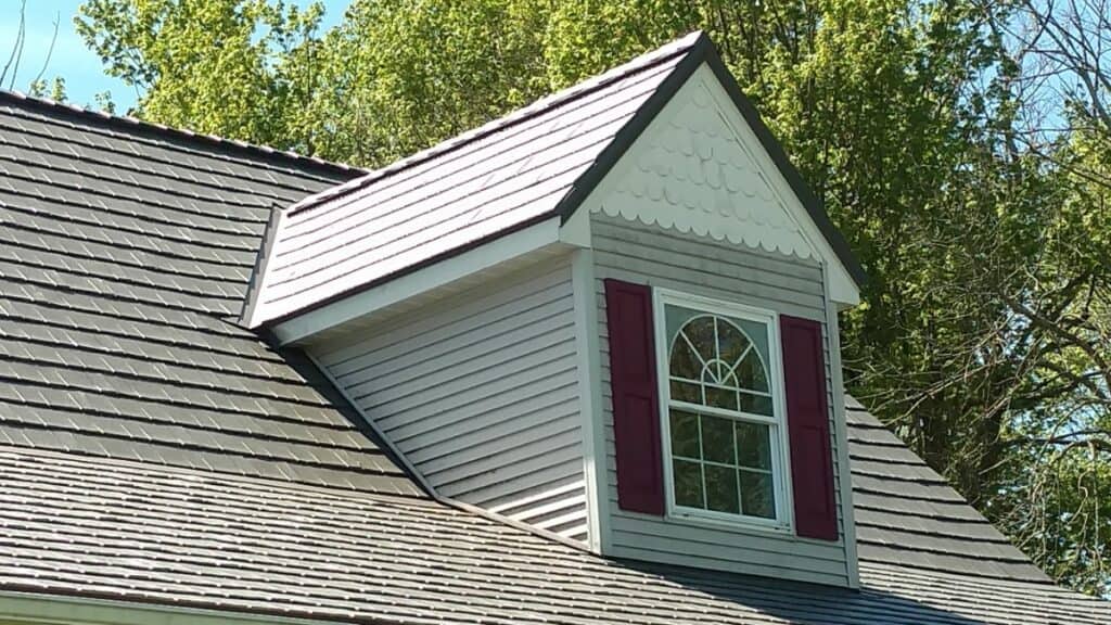 Metal roofs mimics wood shakes